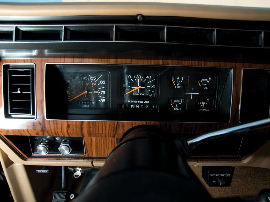 Детали интерьера Ford Bronco XLT 1982 года  (фото 3 из 10)